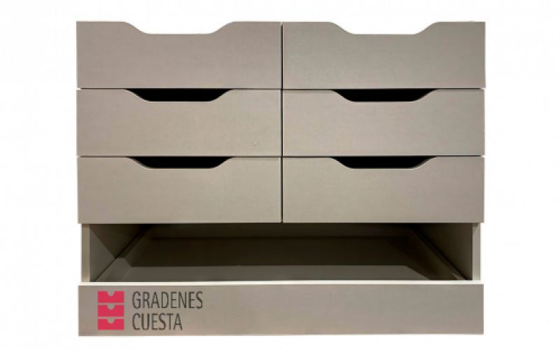 Cajonera con dos columnas de tres cajones paralelos y uno grande doble en la parte inferior